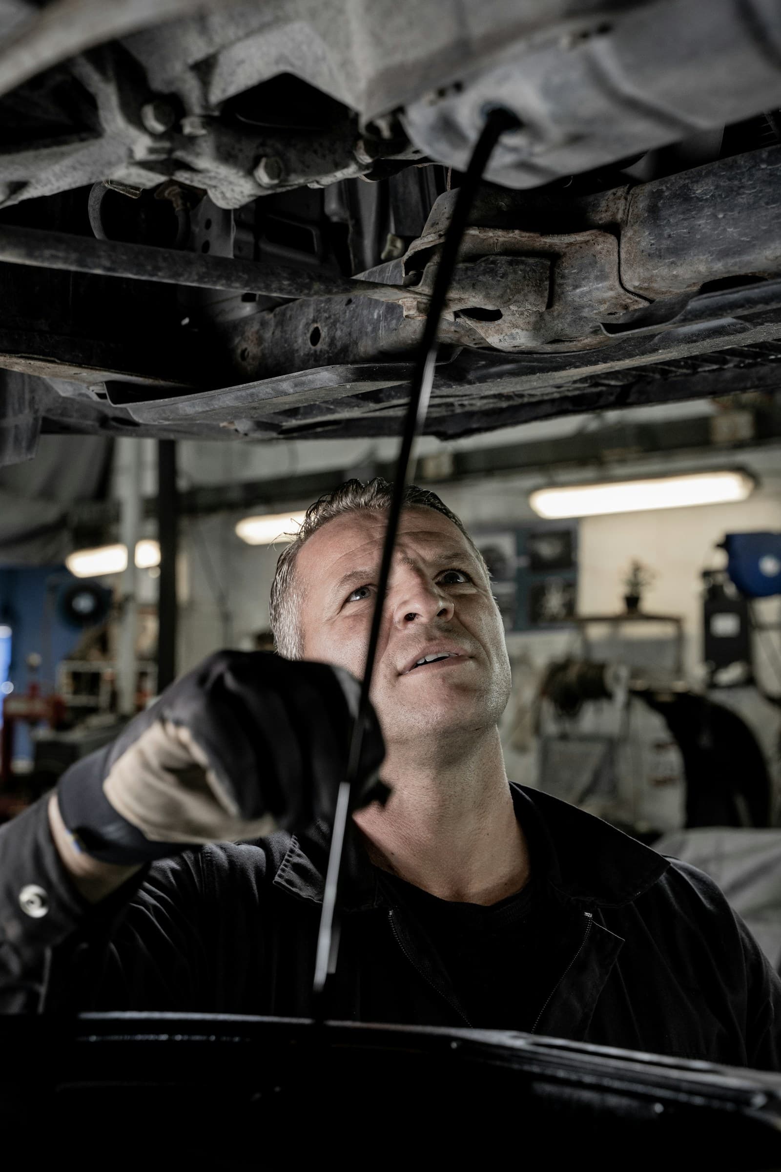 Automonteur werkt aan een auto in een professionele garage