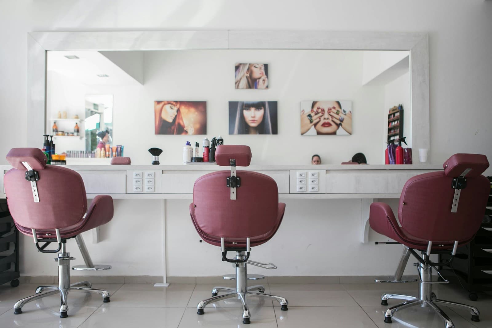 Moderne en verzorgde beautysalon met professionele behandelplekken