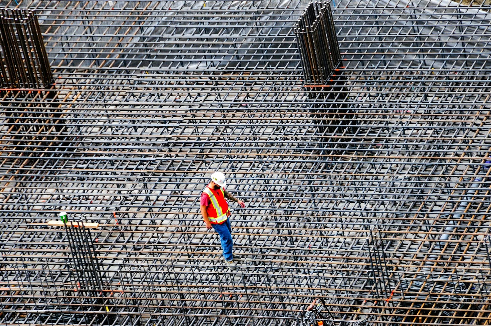 Vakman aan het werk op een professionele bouwlocatie