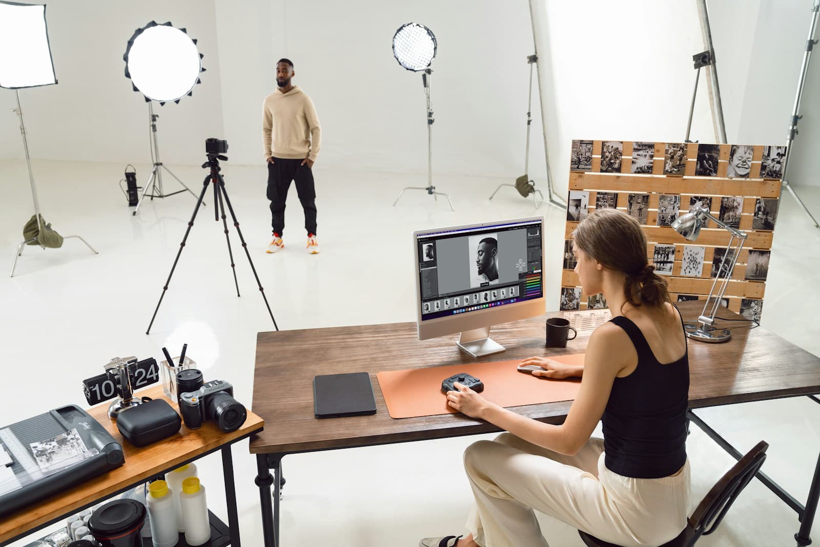 Fotograaf bewerkt beelden in een professionele creatieve studio