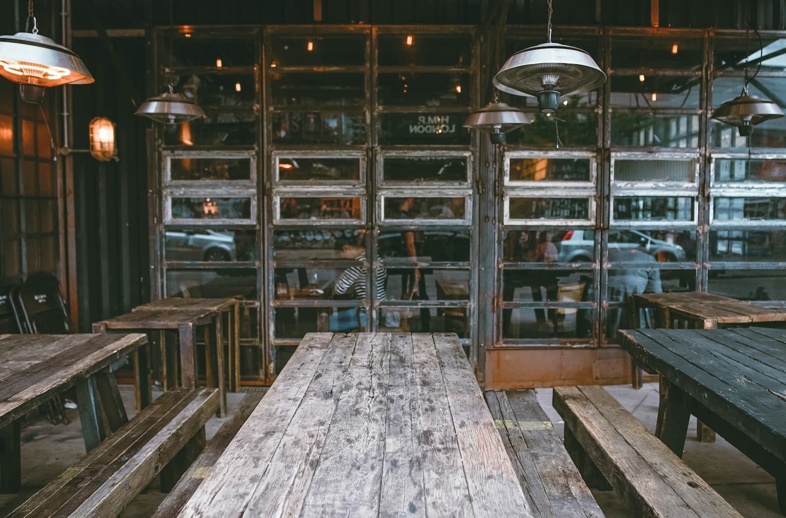Stijlvol restaurantinterieur met sfeervolle verlichting