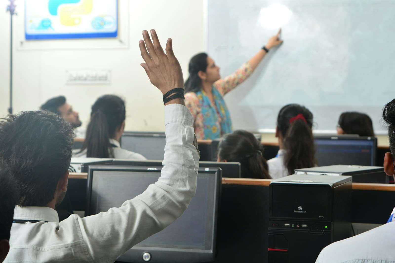 Docent en studenten in een moderne lesruimte