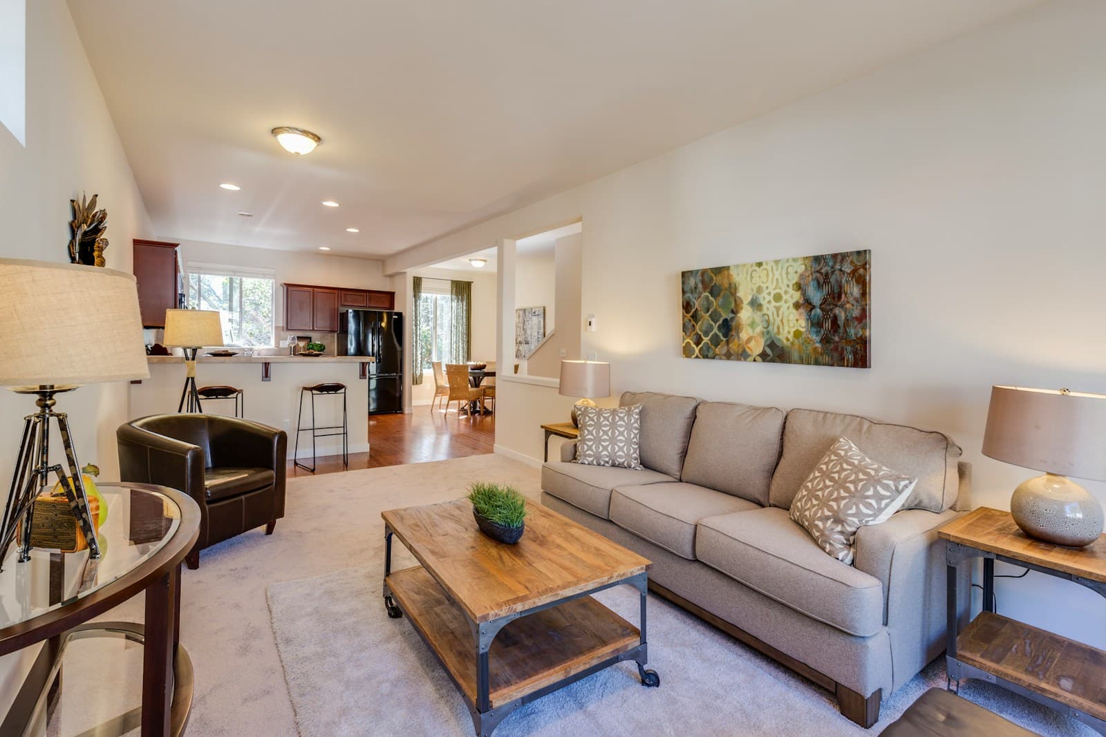 Modern en warm ingericht interieur met eigentijdse meubels