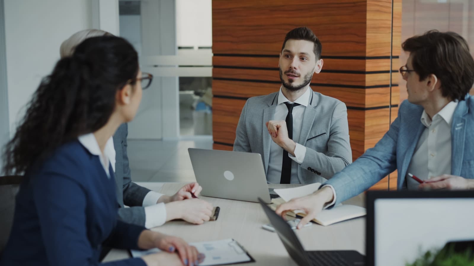 Zakelijke professionals bespreken plannen in een modern kantoor